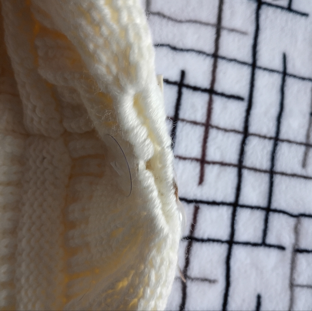 CC Exclusives Women's Ponytail Cream Knit Beanie ONE SNAG - Picture 2 of 4